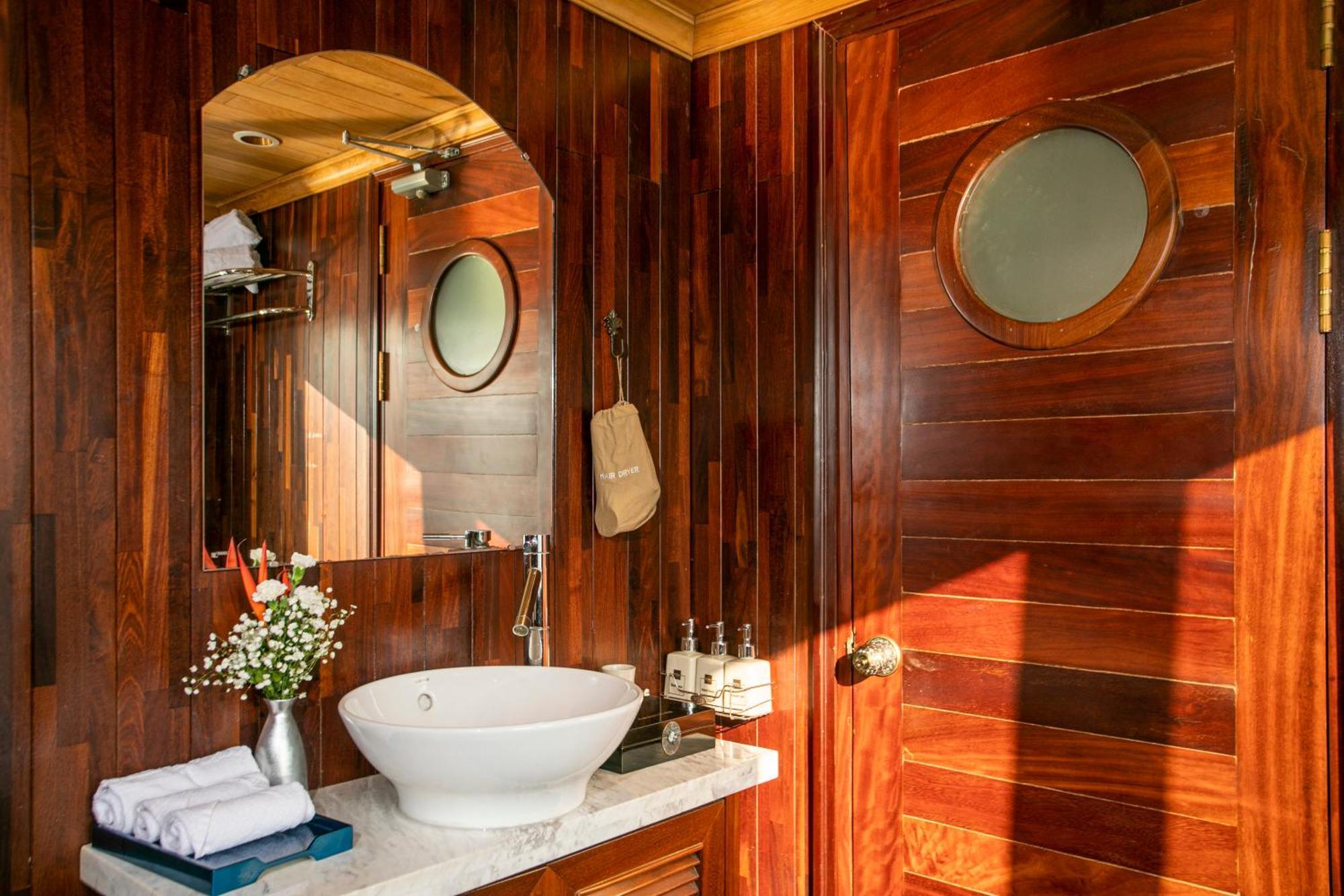 Hotel Bhaya Legend Cruises à Hạ Long Extérieur photo